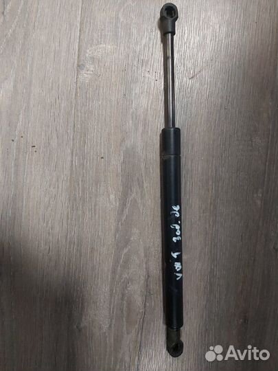 Амортизатор крышки багажника Volkswagen Touareg 1