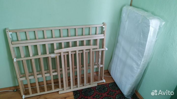 Детская кровать на колесиках