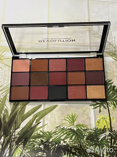 Палетка теней для век revolution