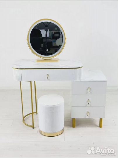 Туалетный столик. Столик с зеркалом