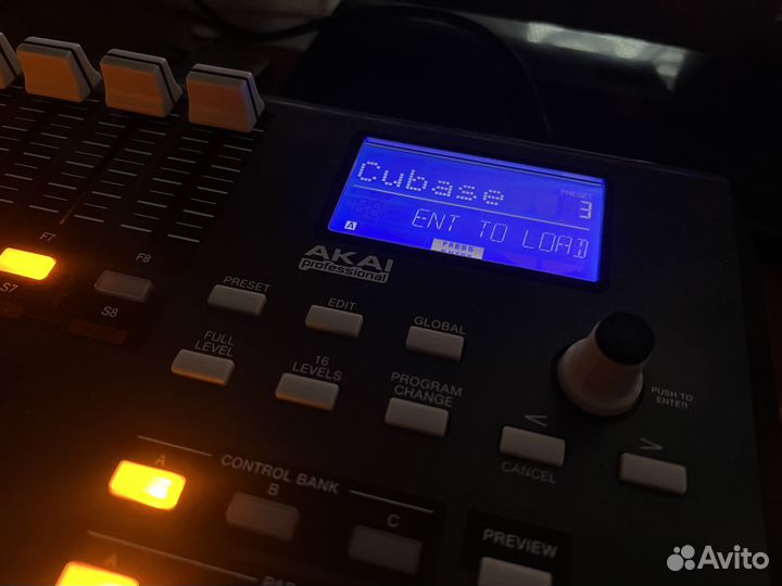 Akai MPD 32