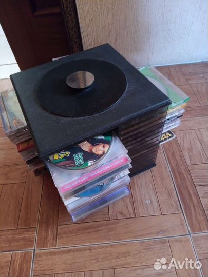 Полка под диски + много музыкальных дисков