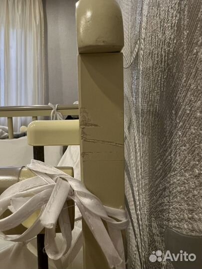 Детская кроватка с маятником