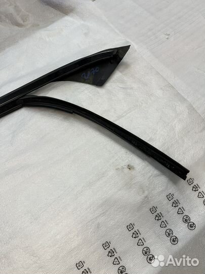 Уплотнитель стекла двери передний правый