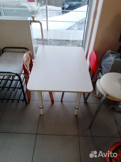 Детский стол регулируемый по высоте и стулья