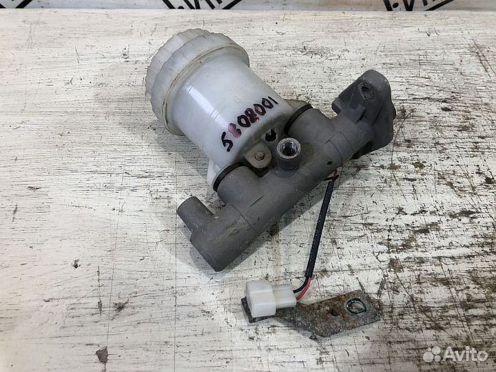 Главный тормозной цилиндр Mitsubishi Pajero II