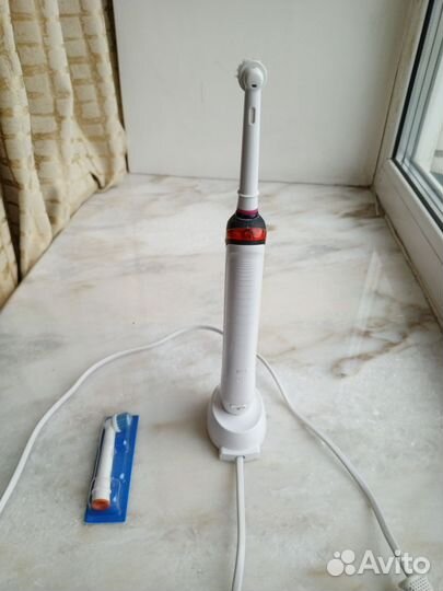 Электрическая зубная щетка Oral-B Smart 4