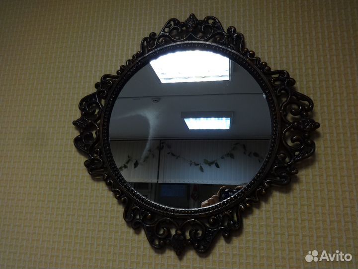 Зеркало в металлической раме