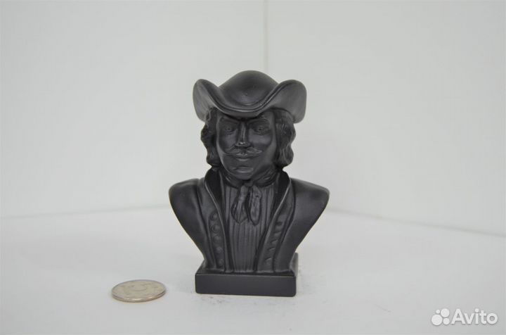 Бюст Пётр 1 в треугольнике чугун