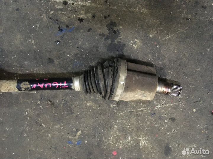 Полуось (привод) левый (Volkswagen Tiguan)