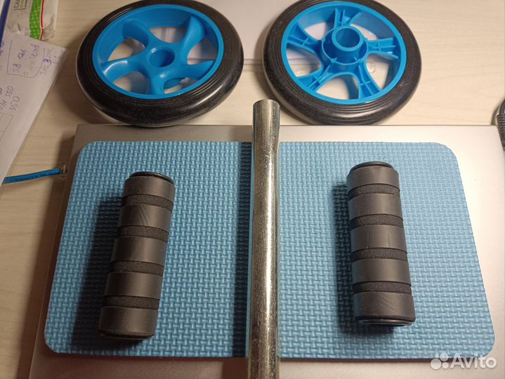 Ролик-тренажер для пресса, с мини-ковриком