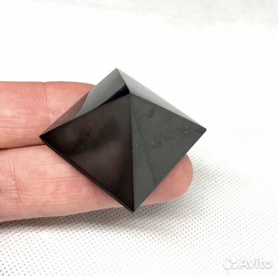 Пирамида из Шунгита полированная 3-10 см