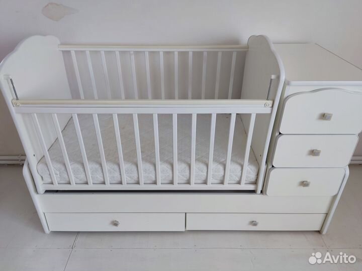 Детская кроватка с пеленальным комодом