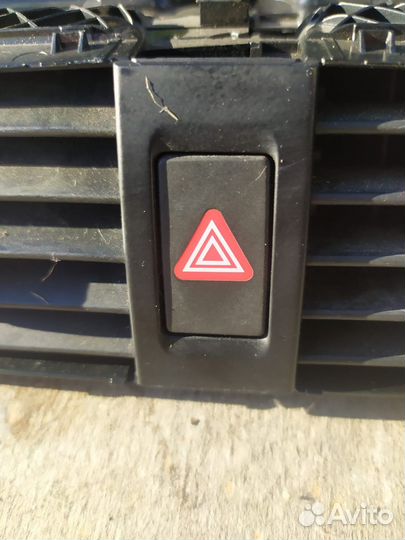 Кнопка аварийной сигнализации Volkswagen Jetta