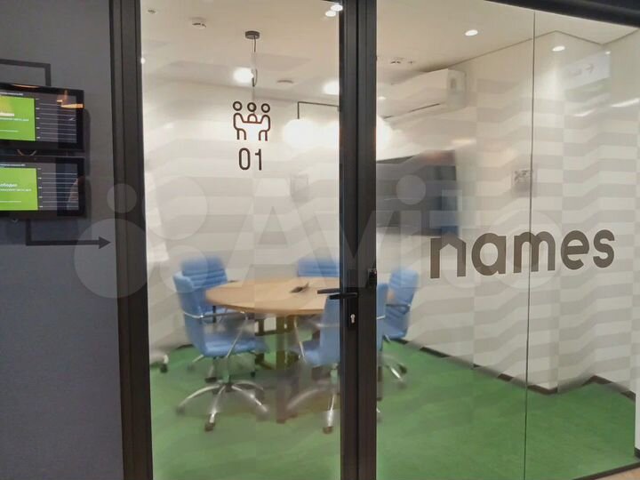 Офис, рабочие места с мебелью