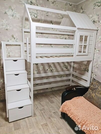 Двухъярусная кровать домик