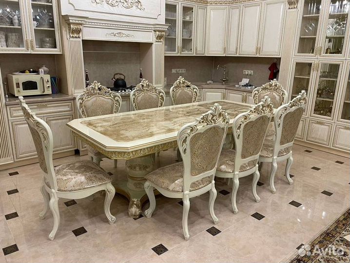 Обеденный стол и стулья