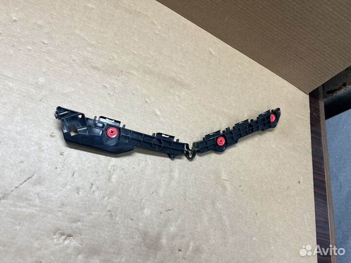 Кронштейн заднего бампера левый Toyota Fortuner 2