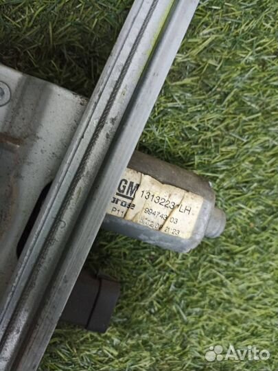 Стеклоподъемник задний левый Opel Zafira B