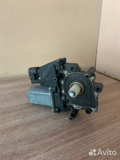 Моторчик стеклоподъемника A6 C5 правый