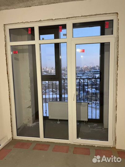 Панорамная балконная перегородка с дверью