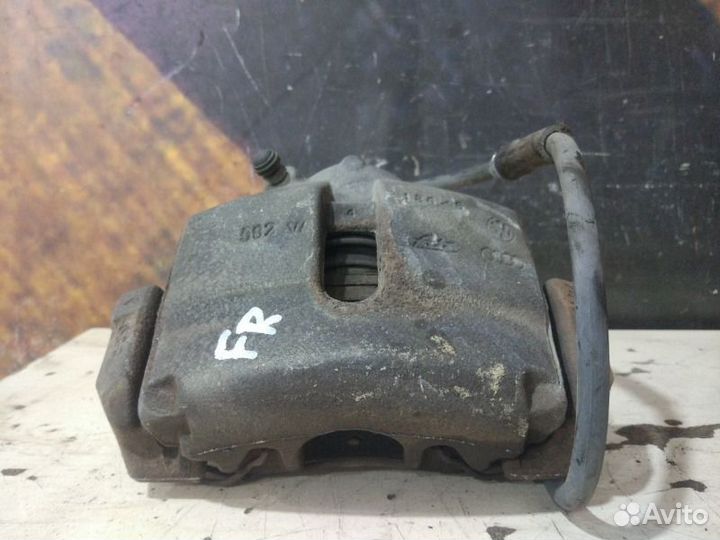 Суппорт передний правый Volkswagen Passat Variant