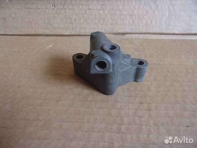 Мерседес 124, М102 кронштейн генератора нижний