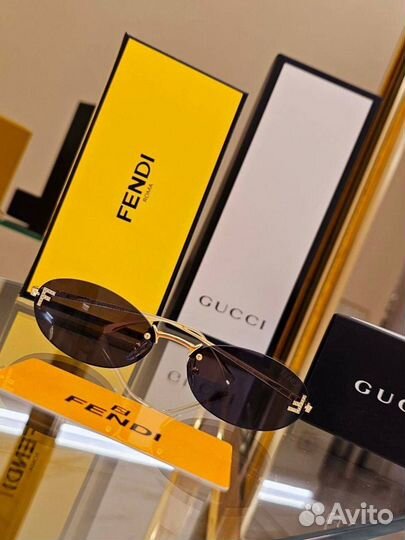 Солнцезащитные очки Fendi женские