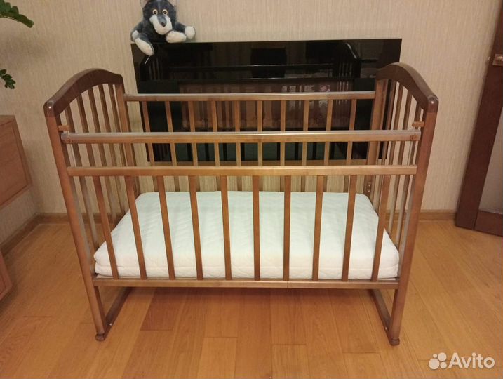 Кроватка детская с маятником