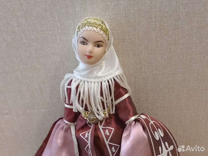 Коллекционная фарфоровая кукла