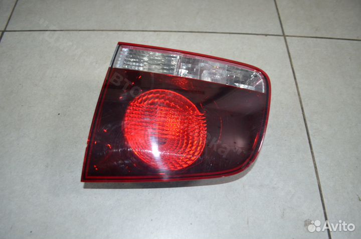 Фонарь крышки багажника правый Touareg I рестайл