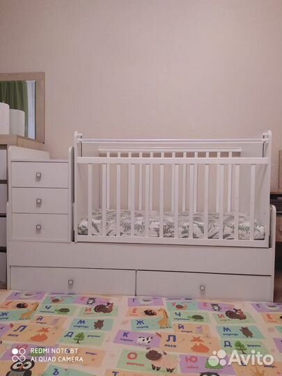 Детская кроватка с маятником и ящиком