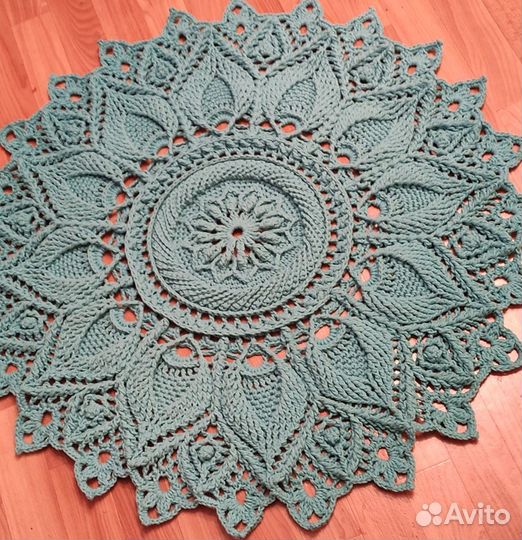 Вязаный ковёр ручной работы