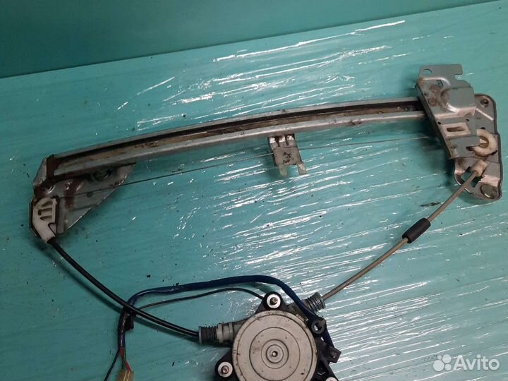 Передний правый стеклоподъёмник mazda 323 ba