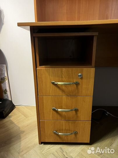 Письменный стол/компьютерный стол