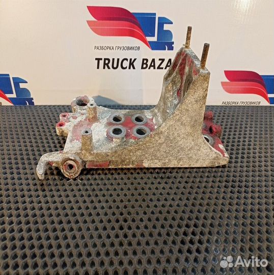 1735003 Кронштейн бампера правый