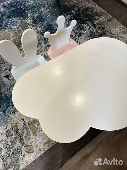 Детский стол и 2 стула