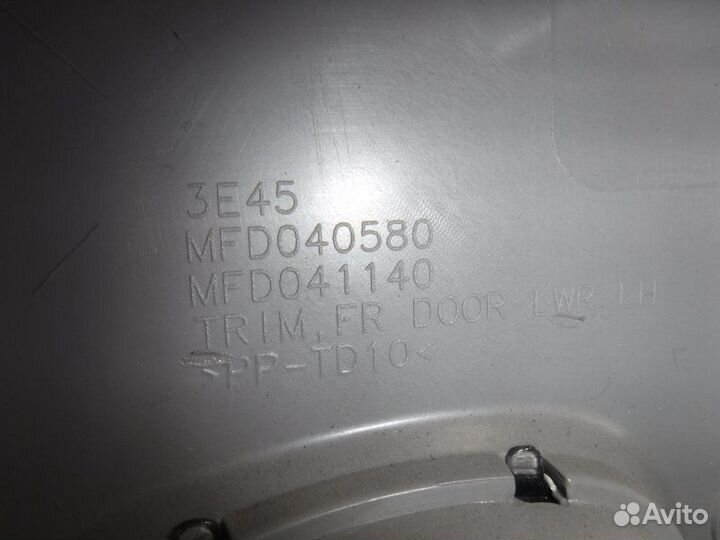 Обшивка двери передняя левая Mitsubishi Pajero