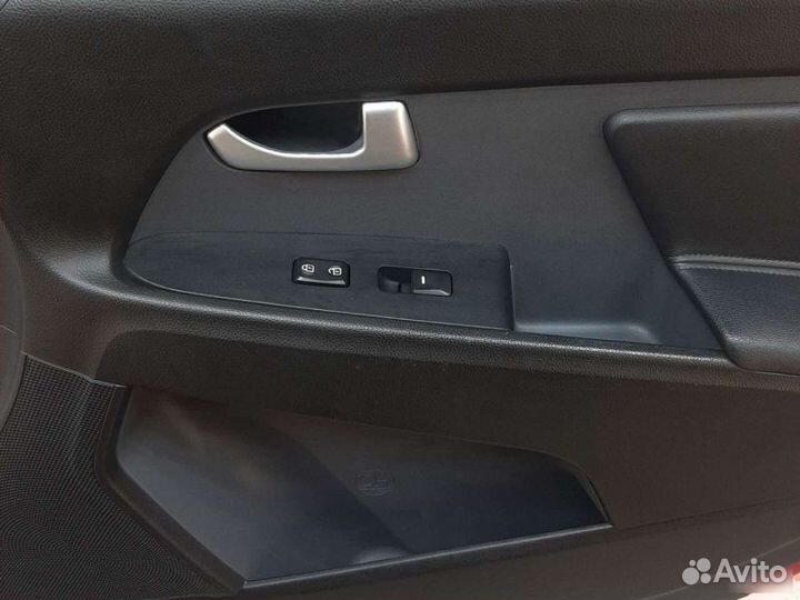 Обшивка двери передняя правая Kia Sportage 3