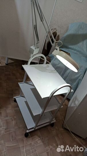 Косметологический столик с лампой лупой