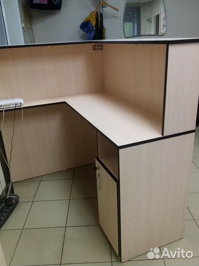 Стойка администратора, стол, ресепшен