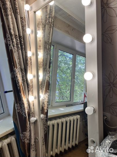 Гримерное зеркало с лампочками