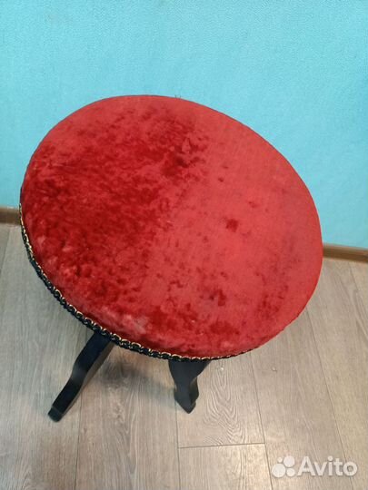 Старинный стул для пианино