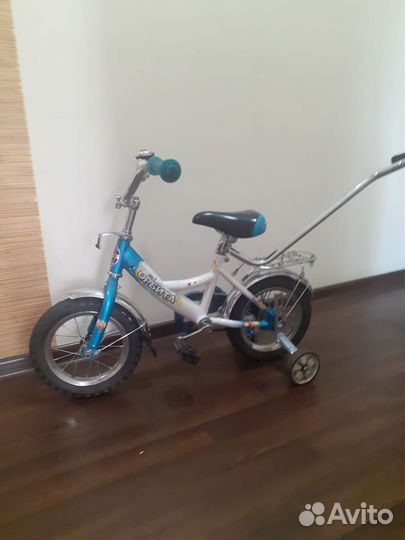 Детский трехколесный велосипед с ручкой