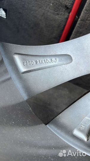 Один новый задний диск 597 стиль R21 на Бмв