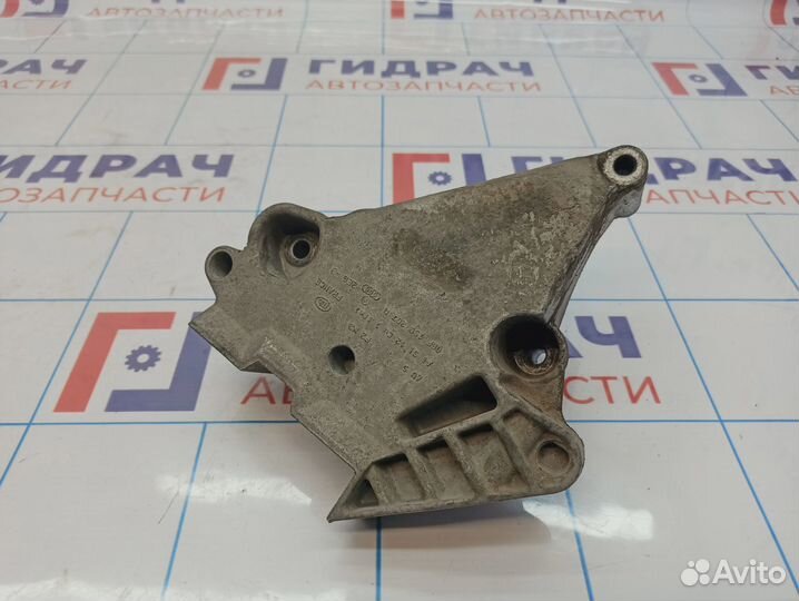 Кронштейн опоры двигателя Volkswagen Passat B6 06F