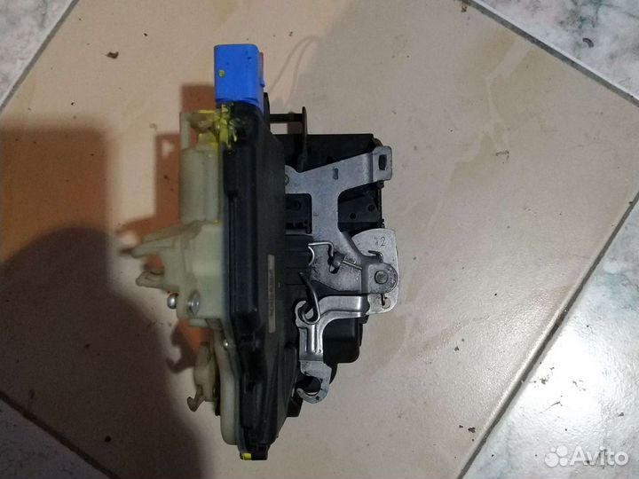 Замок двери skoda fabia