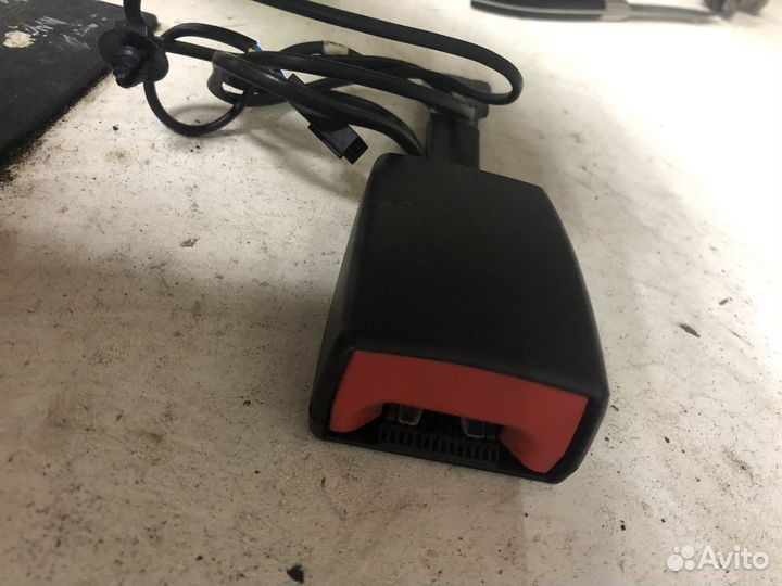 Передний замок ремня Volkswagen Polo 6