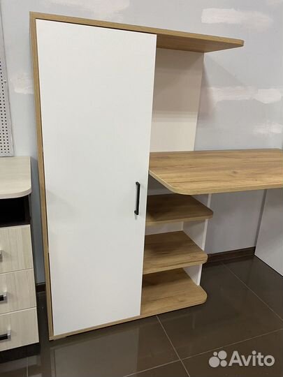 Стол письменный с солдатиком в наличии