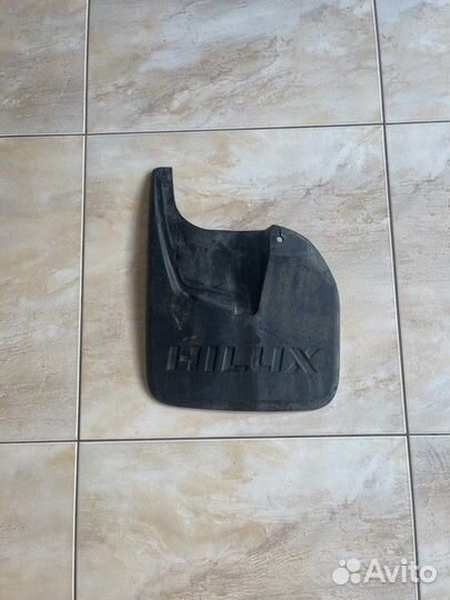 Брызговик передний левый Toyota Hilux С 2015 По